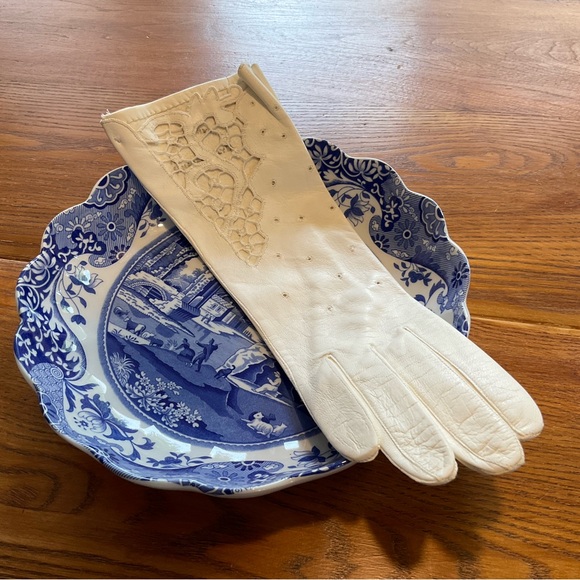 Vintage WOT Cream Colour Kid Gloves - Picture 1 of 6